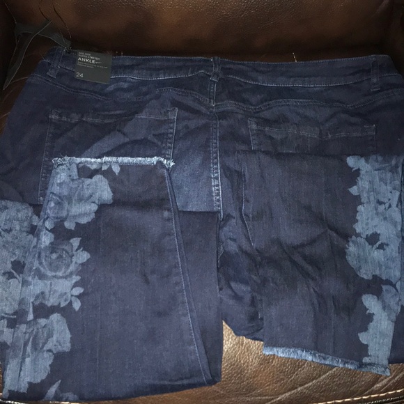 Dark light weight mid rise ankle jean - Picture 2 of 4